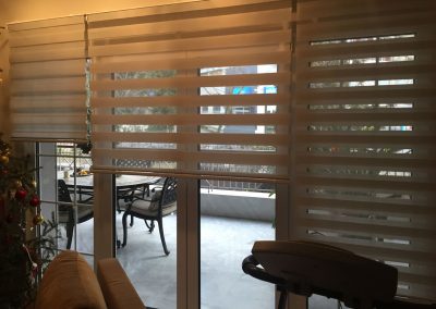 Double Vision Roller Blind in Residence, Διπλή κουρτίνα Ρόλλερ σε κτοικία